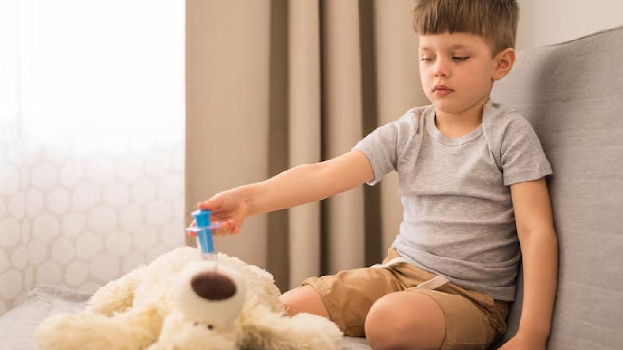 বাস্তুশাস্ত্র অনুযায়ী, যে কোনও ভাঙা বস্তু আসলে জীবনের স্থবিরতার পরিচয় দেয়। বাড়িতে অকেজো জিনিস জমিয়ে রাখা মানেই নেতিবাচক শক্তি বা ‘নেগেটিভ এনার্জি’কে সরাসরি আমন্ত্রণ জানানো। এই অভ্যাস সংসারের স্বাভাবিক গতি ও পজিটিভ ভাইব কমিয়ে দেয়। Free pik