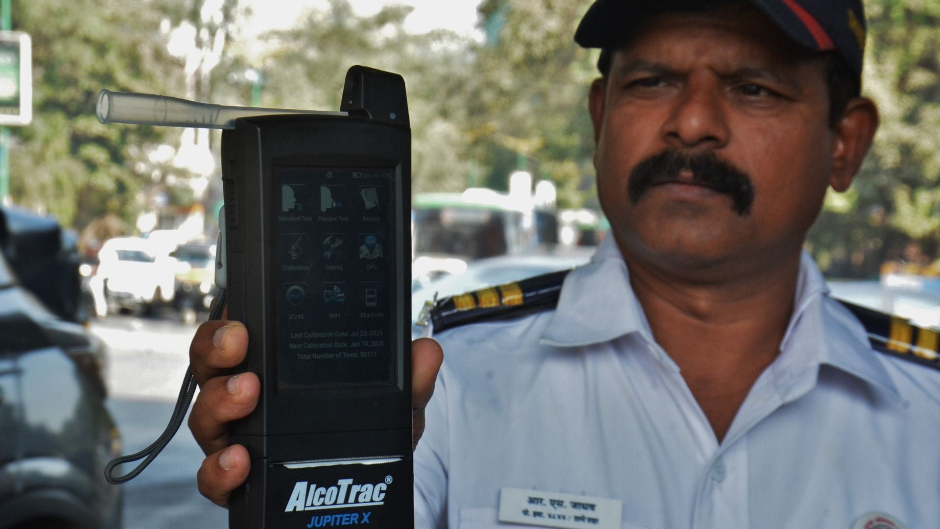 mParivahan অ্যাপের মাধ্যমে এখন যেকোনো রাজ্যেই (এনসিআর শহরগুলিকে ধরে) দেখানো যাবে নিজের ডিজিটাল নথি। পুলিশ কর্মীরা নিজেদের কাছে থাকা কিউআর কোড দিয়েই এই তথ্য স্ক্যান করে দেখতে পারবেন। এর ফলে বাড়তি সময়ের ব্যয় থেকে মুক্তি পাবেন চালকরা।