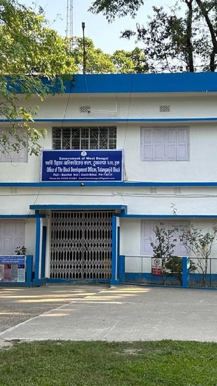 তুফানগঞ্জে আইন ভেঙে জমায়েত করতেই তৃণমূল কর্মীদের লাঠি উঁচিয়ে তাড়া কেন্দ্রীয় বাহিনীর