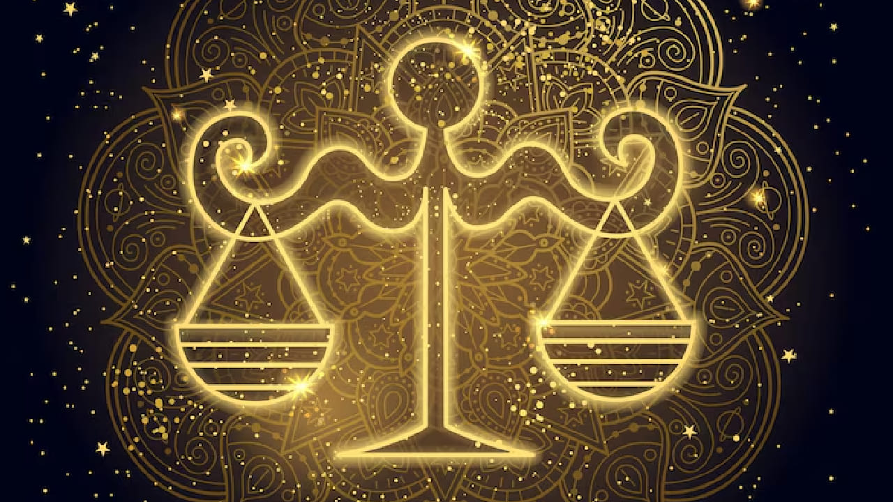 তুলা রাশির জাতকদের কর্মক্ষেত্রে যাবতীয় বাধা কেটে গিয়ে উন্নতির নয়া পথ প্রশস্ত হবে। সমাজে সম্মান ও প্রতিপত্তি বাড়ার পাশাপাশি প্রভাবশালী ব্যক্তিদের সঙ্গে যোগাযোগের সুযোগ মিলবে। আইনি লড়াইয়ে জয়লাভের প্রবল সম্ভাবনা রয়েছে। Free pik