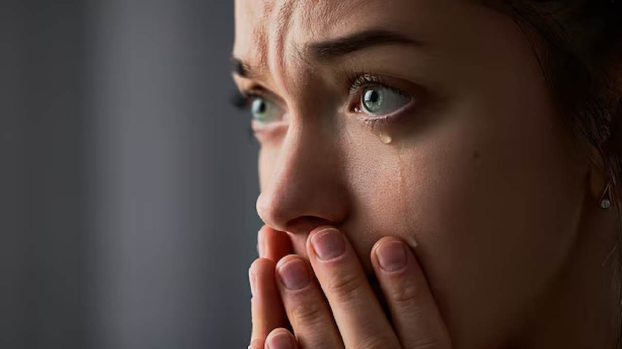 কান্নারত মুখ বা বিষণ্ণ কোনও মানুষের প্রতিকৃতি ফোনের স্ক্রিনে রাখা অত্যন্ত অশুভ বলে মনে করা হয়। এটি জীবনে নেতিবাচক শক্তির সঞ্চার করে। সৌভাগ্য এবং সমৃদ্ধি বজায় রাখতে সব সময় উজ্জ্বল ও ইতিবাচক ছবি ব্যবহারের পরামর্শ দেওয়া হয়। Free Pik