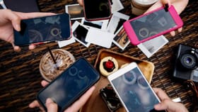 জানেন মোবাইলের ওয়াল পেপারে কোন ছবি রাখলে চরম বিপদে পড়বেন?