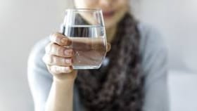 কাঠফাটা গরমে সুস্থ থাকতে কতটা জল প্রয়োজন? জেনে নিন চিকিৎসকদের পরামর্শ