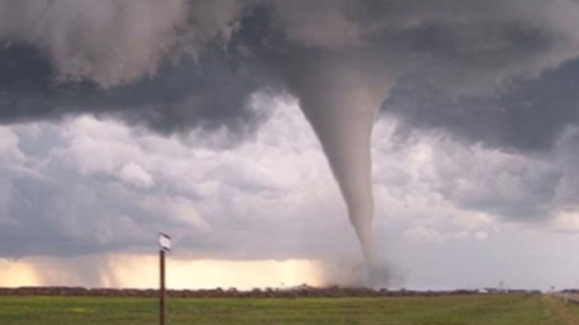 ঝড়ের সময় আচমকা বিদ্যুৎ বিভ্রাট ঘটতে পারে। তাই এই সময়ে বহুতল ভবনের লিফট ব্যবহার না করে সিঁড়ি ব্যবহার করা বেশি নিরাপদ।