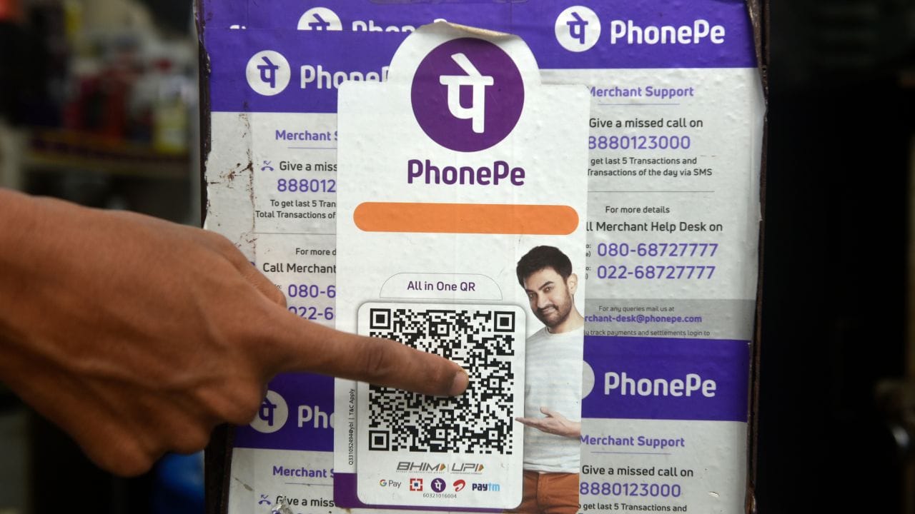 ভারতে প্রতিদিন ছোটোখাটো কেনাকাটায় ডিজিটাল পেমেন্ট ব্যাপক জনপ্রিয় হয়েছে। রিজার্ভ ব্যাঙ্কের সাম্প্রতিক রিপোর্ট অনুযায়ী, ২০২৫ সালের শেষ দিকে দেশের মোট লেনদেনের সিংহভাগ, অর্থাৎ প্রায় ৮৬ শতাংশ হয়েছে ইউপিআই-এর মাধ্যমে। (Credit - Getty Images)