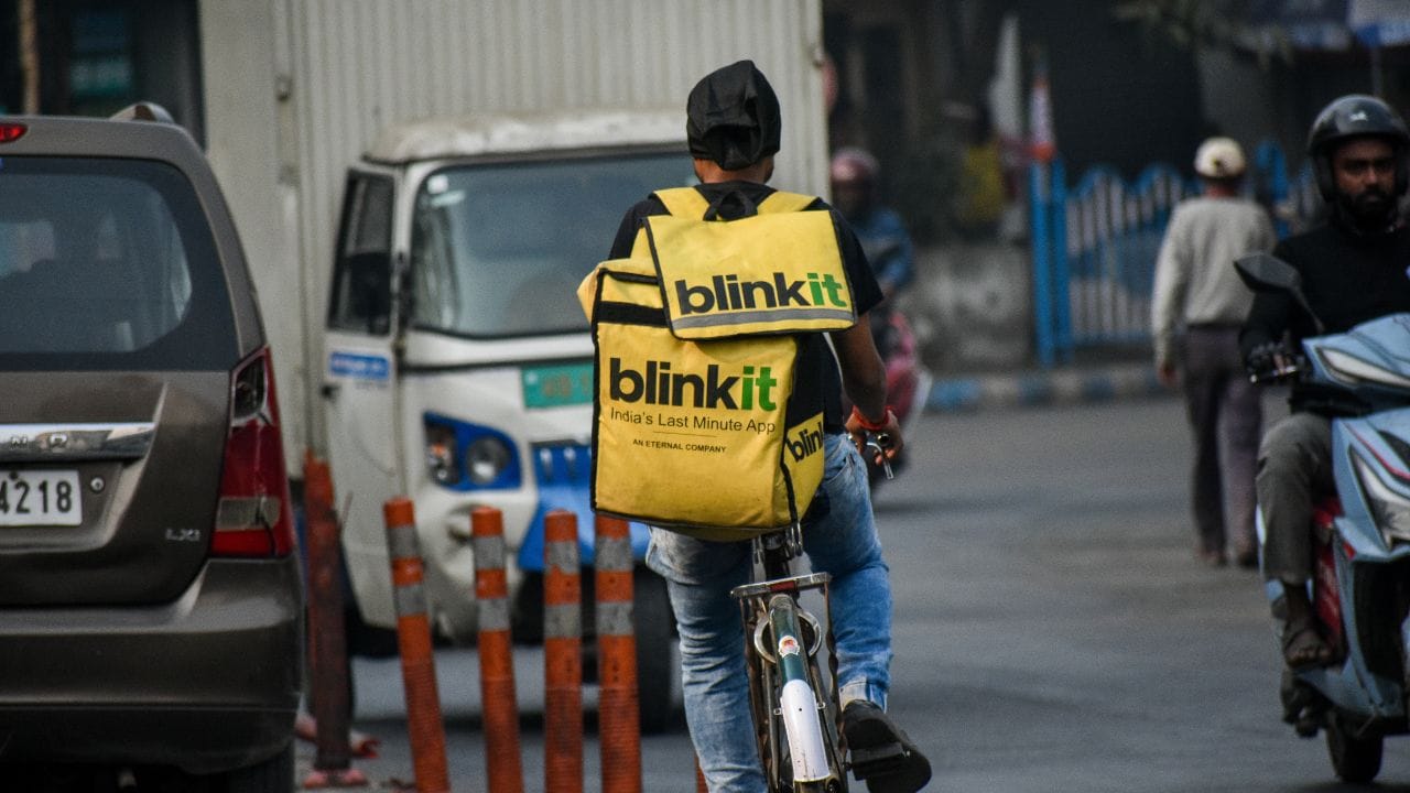 মে মাস ২০২৬ এর তথ্য বলছে, এখন গ্রাহকদের কেনাকাটার ধরণ অনেক বদলে গিয়েছে। তীব্র রোদের কারণে মানুষ বাইরে না গিয়ে ঘরেই বসে ১০ মিনিটের মধ্যে ডেলিভারি অ্যাপগুলির দ্বারা এই ঠান্ডা বস্তুগুলি অর্ডার করছেন এবং পেয়েও যাচ্ছেন। ফলে একদিকে তাঁরা ও অন্যদিকে কোম্পানি - দুইই জলদি লাভবান হচ্ছে। (Credit - Getty Images)