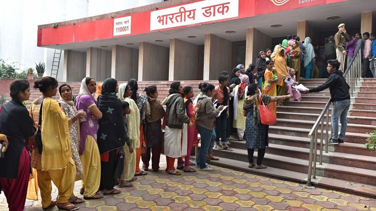 জরুরি প্রয়োজনে ৩ বছরের মধ্যে অ্যাকাউন্ট বন্ধ করলে জমানো টাকা থেকে ২% জরিমানা কাটা হবে। আর ৩ বছর পর কিন্তু ৫ বছরের মেয়াদ পূর্ণ হওয়ার আগে বন্ধ করলে ১% টাকা কাটা হয়। তাই নিয়ম জেনে বিনিয়োগ করা বুদ্ধিমানের কাজ। (Credit - Getty Images)