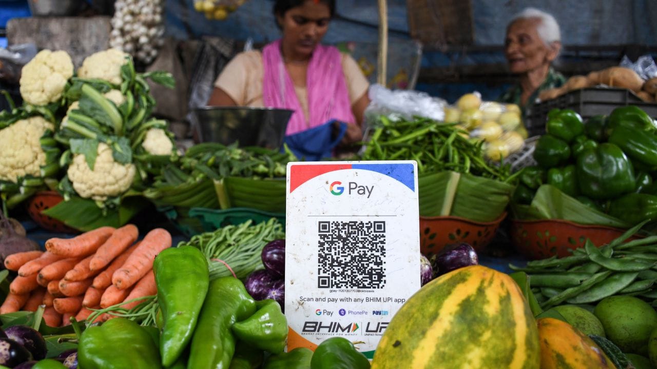 অনলাইন কেনাকাটা ও ঋণের সুবিধার জন্য মানুষ ক্রেডিট কার্ড ব্যবহার করলেও, ডেবিট কার্ডের ব্যবহার সংকুচিত হচ্ছে। তবে আরবিআই-এর মতে, আগামী দিনে উভয় কার্ডই ইউপিআই-এর মতো নিত্যনতুন ডিজিটাল বিকল্পের ঠিক কঠিন চ্যালেঞ্জের মুখোমুখি হচ্ছে। (Credit - Getty Images)  