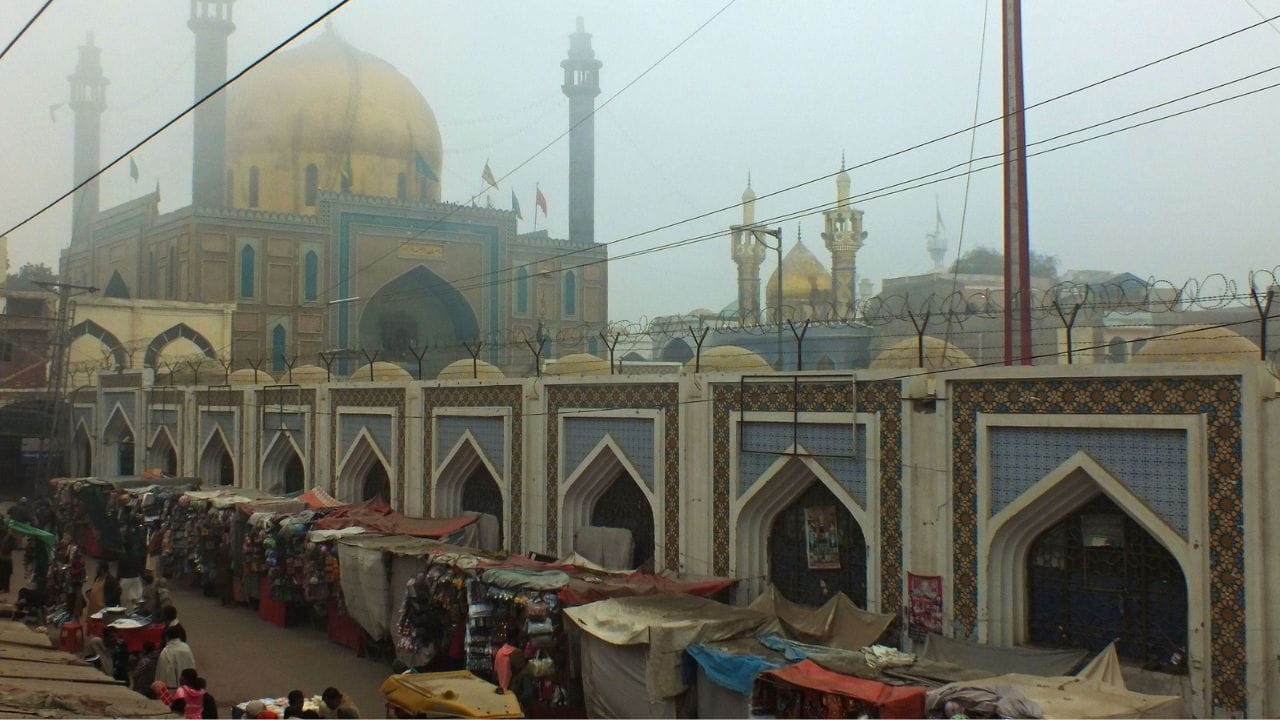 নতুন সিদ্ধান্তের পর ইসলামপুর এলাকার নাম এখন থেকে হবে 'কৃষ্ণনগর'। একইভাবে বাবরি মসজিদ চোখের নাম বদলে রাখা হয়েছে 'ওল্ড জৈন মন্দির চক'। ইতিমধ্যে সেখানে নতুন বোর্ড লাগানো হয়েছে এবং কোনও রকম ঝামেলা ছাড়াই কাজটি সম্পন্ন হয়েছে। (Credit - Getty Images)