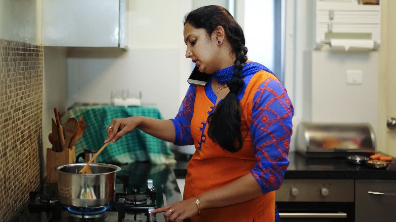 ঘরের দেয়ালের ফাটল, ড্রেন বা জলের পাইপের মুখ দিয়েই আরশোলা ঘরে প্রবেশ করে। সিমেন্ট বা পট্টি দ্য়ে দেয়ালের সব ফাটল বন্ধ করে দিন। রাতে ঘুমোনোর আগে বাথরুমে বা রান্নাঘরের সিন্কের ড্রেনের মুখে জালি বা ঢাকনা দিয়ে আটকে রাখা অত্যন্ত জরুরি। (Credit - Getty Images)