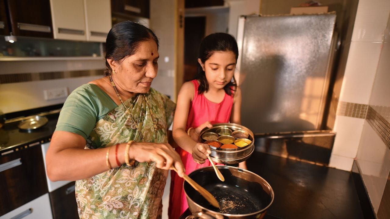 আরশোলা মূলত খাবার ও নোংরা জায়গার সন্ধানে আসে। তাই প্রতিদিন রাতে ঘুমানোর আগে রান্নাঘরের স্ল্যাব ভাল করে মুছে নিন ও খাবারের কোনও অবশিষ্টাংশ খোলা রাখবেন না। ঘর সবসময় পরিষ্কার-পরিচ্ছন্ন এবং শুকনো রাখলে আরশোলার বংশবৃদ্ধি করার কোনও সুযোগ থাকে না। (Credit - Getty Images)