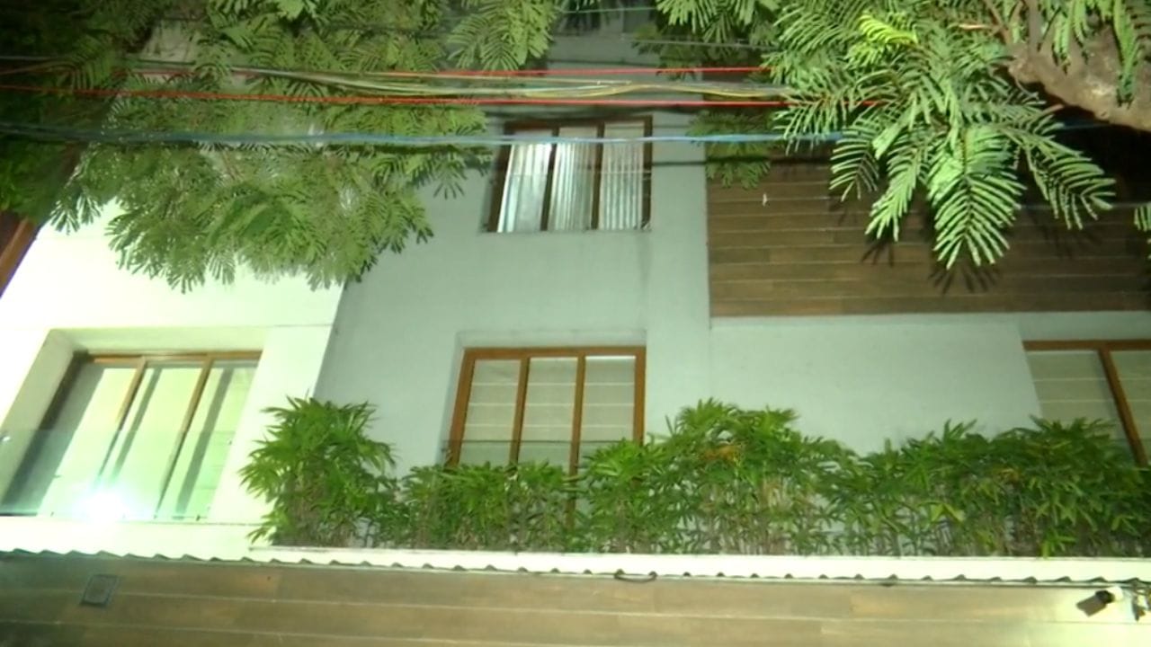 অপরদিকে, শান্তিনিকেতন...হরিশ মুখোপাধ্যায় রোডে অভিষেকের বাড়ির নাম। রাস্তার একদম ধারেই বাড়ি। এতদিন এই বাড়ির সামনে থাকত কড়া নিরাপত্তা।