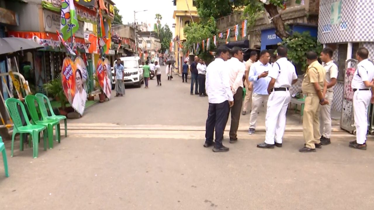 ৩০বি,হরিশ চ্যাটার্জি স্ট্রিটেই বরাবর থেকেছেন মমতা বন্দ্যোপাধ্যায়। এটাই তাঁর পৈতৃক বাড়ি। রাজনৈতিক জীবনের শুরু থেকে মুখ্যমন্ত্রী হওয়া পর্যন্ত সেই বাড়ি বেশি বদল হয়নি। তবে বদলে গিয়েছিল হরিশ চ্যাটার্জি স্ট্রিটের পরিবেশ। পরে তাঁর বাড়ির সামনের রাস্তাটা কার্যত বন্ধ করে দেওয়া হয়েছিল। মেইন রোড থেকে ঢুকতে গেলেও গার্ডরেল পেরতে হত।