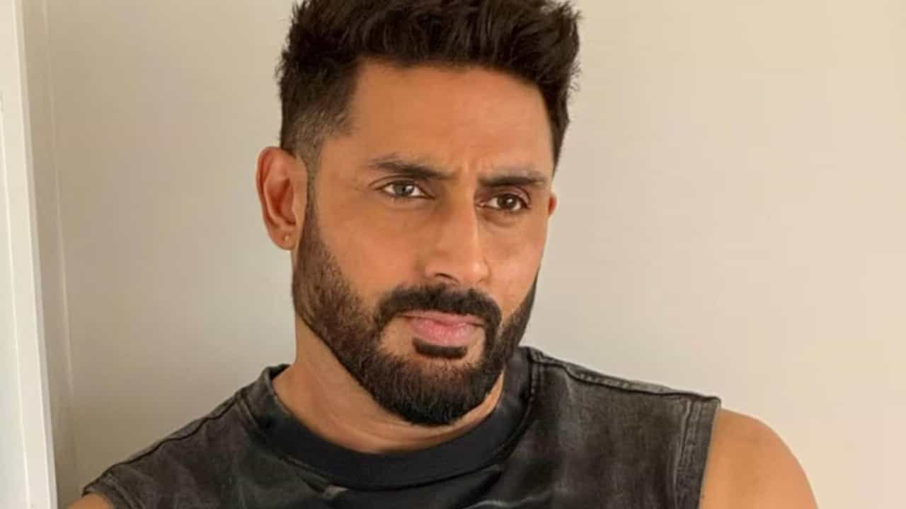 দক্ষিণ আফ্রিকায় হাতে শটগান, রক্তচক্ষু! কার ওপর গর্জে উঠলেন অভিষেক বচ্চন?