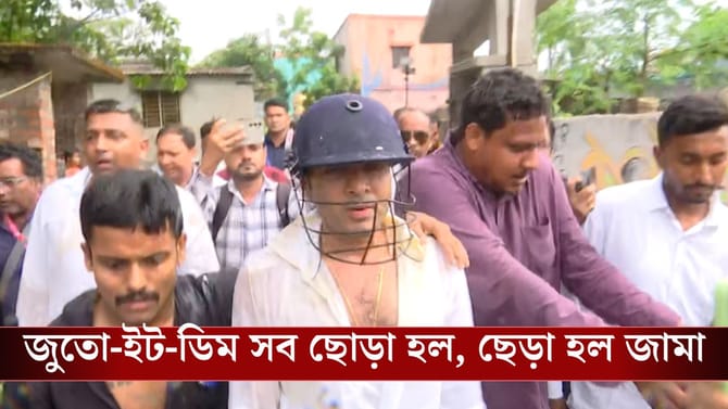 মাথায় হেলমেট, গাড়ি থেকে নামতেই ছোড়া হল ডিম, চরম হেনস্থা অভিষেককে