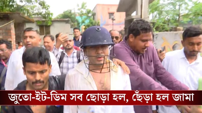 মাথায় হেলমেট, গাড়ি থেকে নামতেই ছোড়া হল ডিম, চরম হেনস্থা অভিষেককে