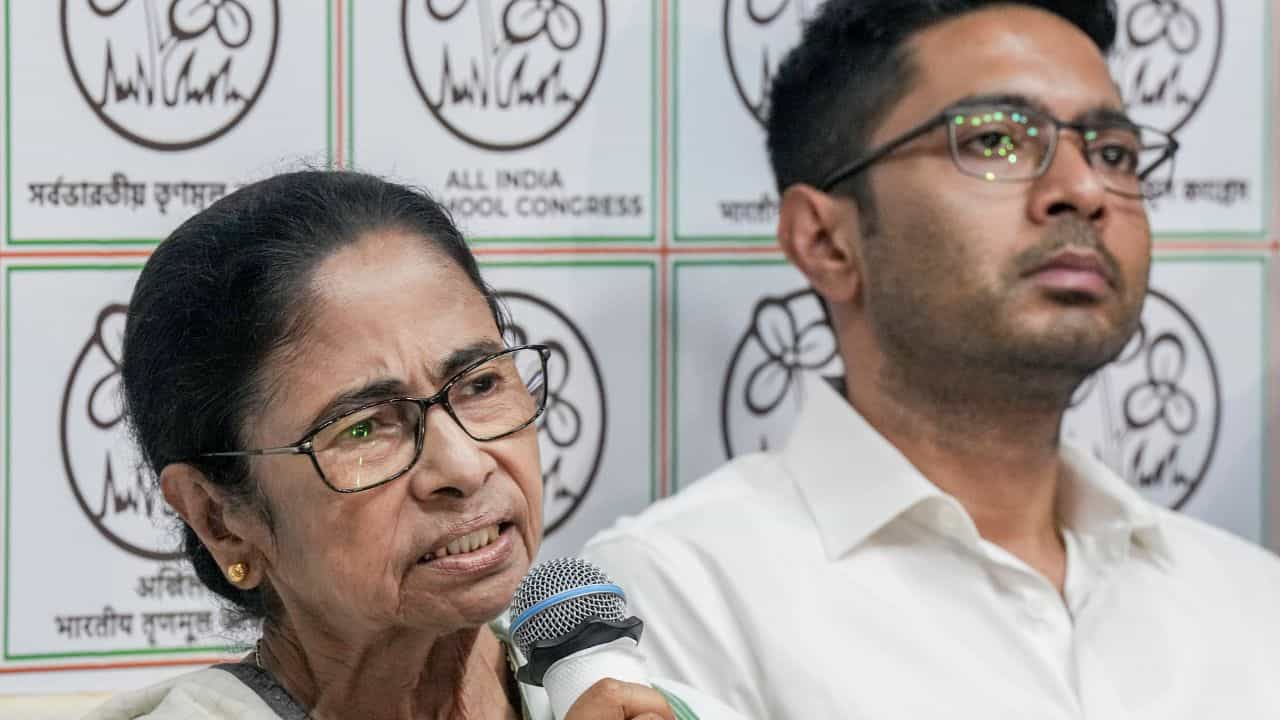 FIR against Abhishek Banerjee: মমতার পর ফের একবার অভিষেকের বিরুদ্ধে দায়ের হল FIR FIR against Abhishek Banerjee: মমতার পর ফের একবার অভিষেকের বিরুদ্ধে দায়ের হল FIR