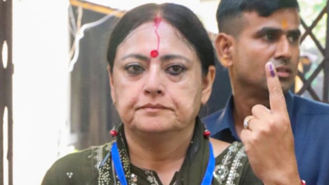 মুখ্যমন্ত্রী কে হবেন সেই জল্পনার মধ্যেই দিল্লিতে অগ্নিমিত্রা