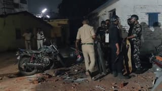 Chaos in Asansol: মাইক-বিধি প্রচারে গিয়ে আক্রান্ত পুলিশ, ফাঁড়িতে দুষ্কৃতী তাণ্ডব! তুলকালাম আসানসোলে