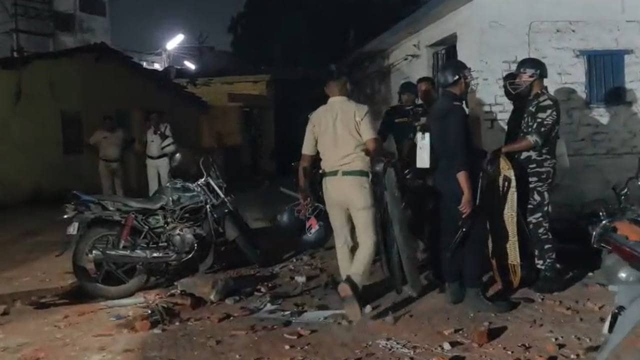 Chaos in Asansol: মাইক-বিধি প্রচারে গিয়ে আক্রান্ত পুলিশ, ফাঁড়িতে দুষ্কৃতী তাণ্ডব! তুলকালাম আসানসোলে