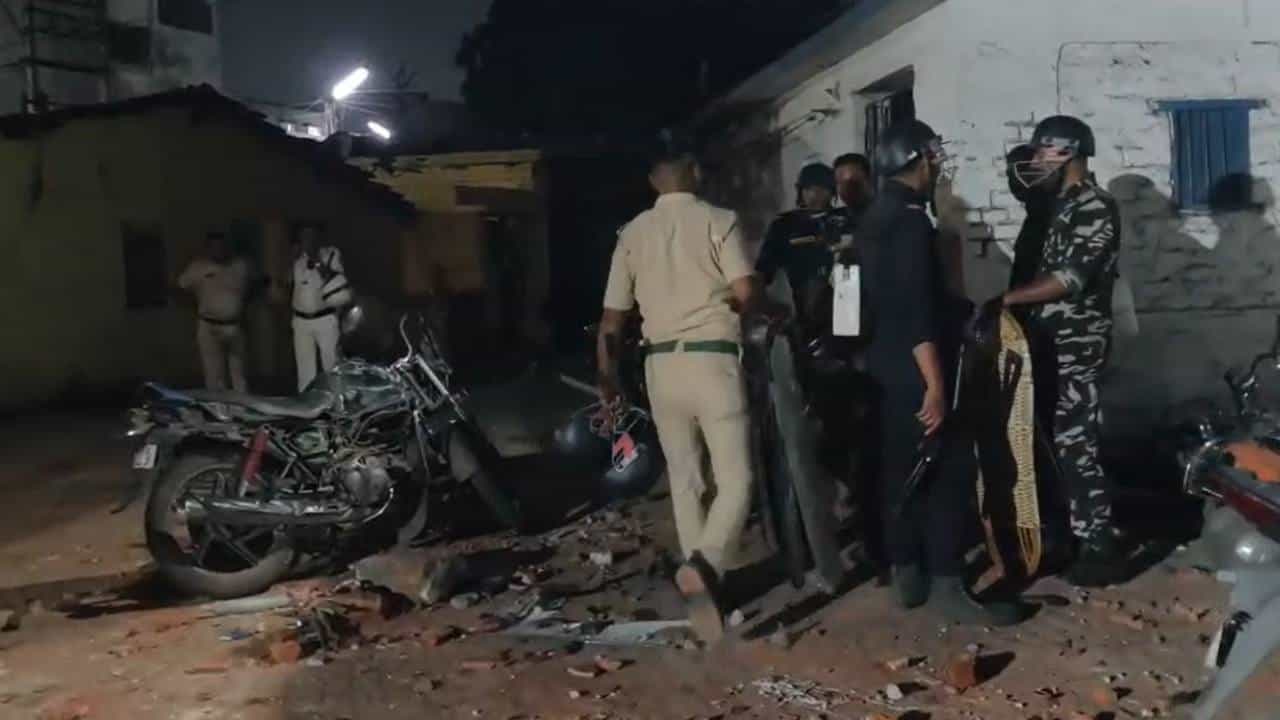 Chaos in Asansol: মাইক-বিধি প্রচারে গিয়ে আক্রান্ত পুলিশ, ফাঁড়িতে দুষ্কৃতী তাণ্ডব! তুলকালাম আসানসোলে