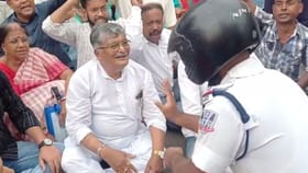 অভিষেককে ডিম-জুতো দিয়ে মার, হাসিমুখে রাস্তায় বসে প্রতিবাদ অসিতের