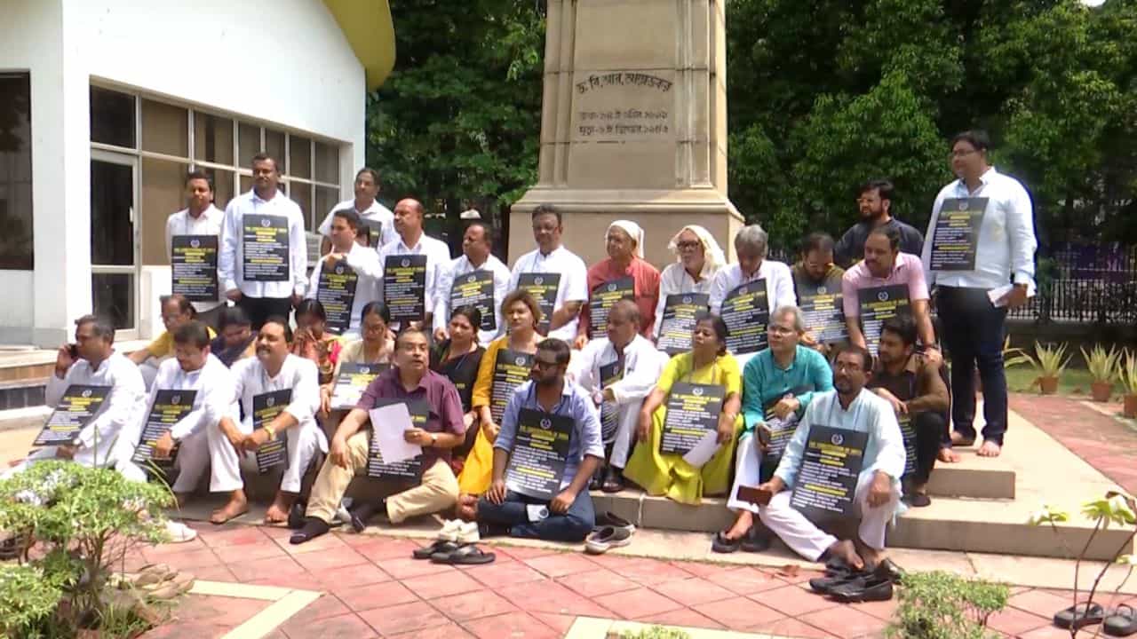 TMC MLA Protest Absence: ভাঙা হাট? বিধানসভায় ধরা পড়ল TMC বিধায়কদের ছন্নছাড়া পরিস্থিতি, কীরকম? TMC MLA Protest Absence: ভাঙা হাট? বিধানসভায় ধরা পড়ল TMC বিধায়কদের ছন্নছাড়া পরিস্থিতি, কীরকম?