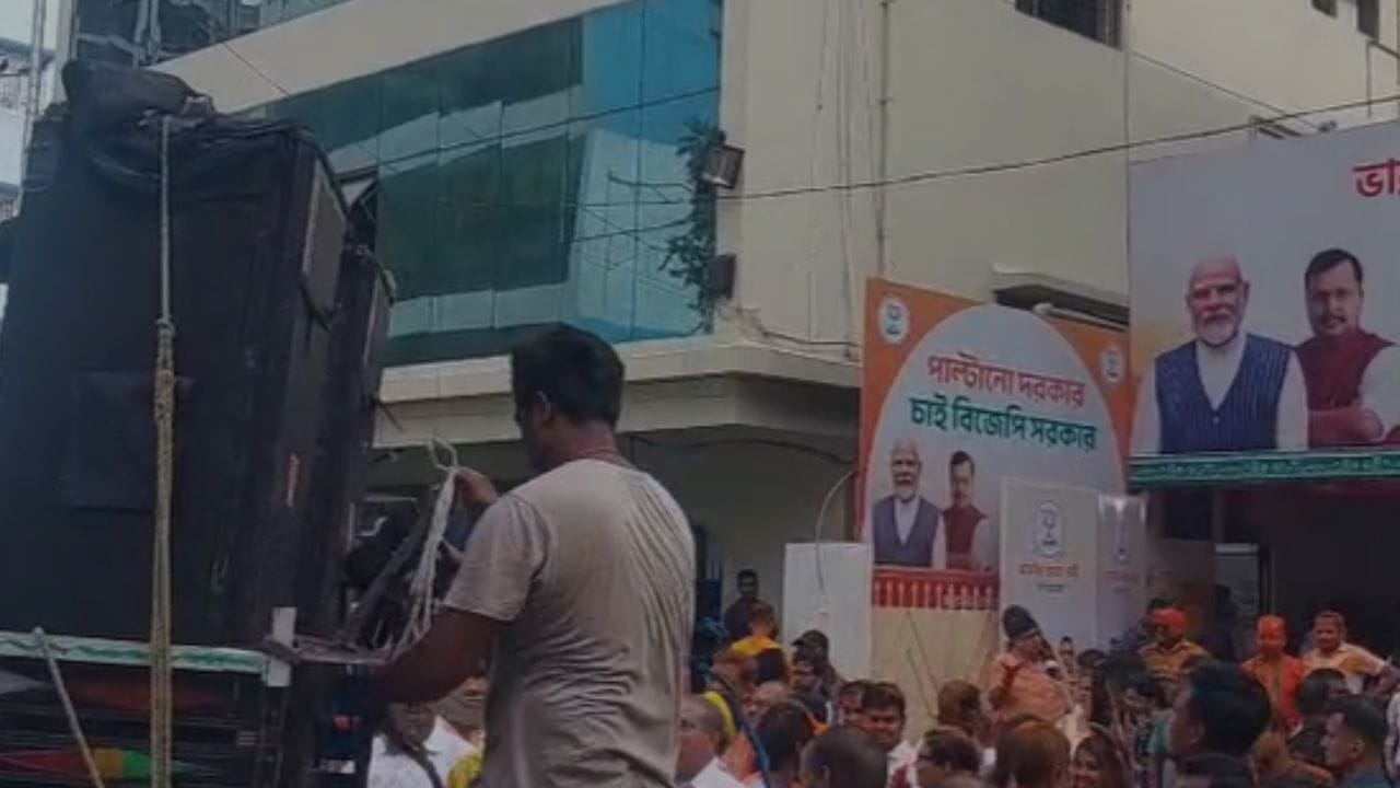 বাংলায় গেরুয়া ঝড়। এখনও চূড়ান্ত ফল ঘোষণা না হলেও দুপুরের পর কার্যত ছবিটা স্পষ্ট। ২০১১ সালের পর ২০২৬ আবারও পরির্বতনের হাওয়া বাংলায়। একক সংখ্যাগরিষ্ঠতার পথে বিজেপি। ইতিমধ্যেই কয়েকজায়গায় সেলিব্রেশন শুরু হয়েছে।