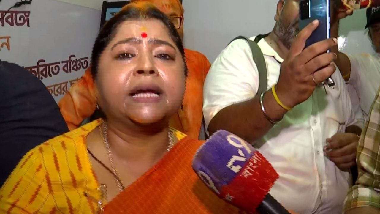 বিজেপি কর্মীদের চোখে জলও দেখা যায়। অনেকে বলেন, তাঁদের কর্মীদের বলিদানের পর এই ফল। যা তাঁরা কোনওদিনও ভুলবে না।