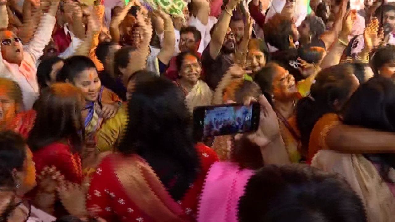 গেরুয়া আবির উড়িয়ে সেলিব্রেশন চলছে বিজেপির অফিসে। বাজছে ডিজে। ডিজের তালে নাচছেন বিজেপি কর্মীরা। পাশাপাশি বাজছে ডিজেও