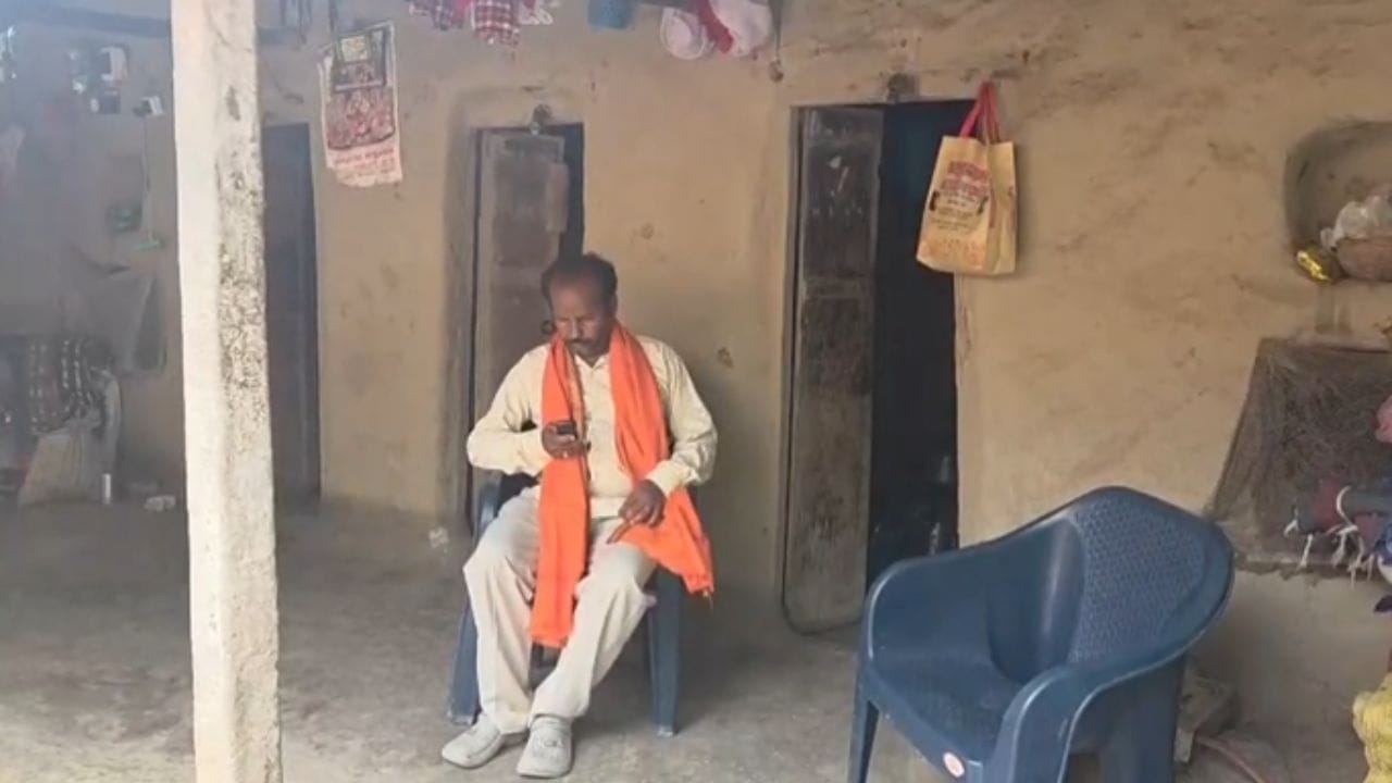 BJP worker Return Home: ৩৩ বছর আগে ‘অপরাধ’ করেছিলেন একটাই, তরতাজা সেই যুবক আজ প্রৌঢ়! নতুন সরকার গঠন হতেই সসম্মানে ঘরে ফিরলেন ঘরছাড়া বিমল