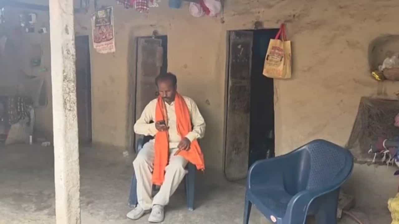 BJP worker Return Home: ৩৩ বছর আগে 'অপরাধ' করেছিলেন একটাই, তরতাজা সেই যুবক আজ প্রৌঢ়! নতুন সরকার গঠন হতেই সসম্মানে ঘরে ফিরলেন ঘরছাড়া বিমল BJP worker Return Home: ৩৩ বছর আগে 'অপরাধ' করেছিলেন একটাই, তরতাজা সেই যুবক আজ প্রৌঢ়! নতুন সরকার গঠন হতেই সসম্মানে ঘরে ফিরলেন ঘরছাড়া বিমল