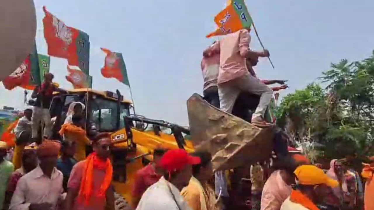 Bankura BJP Celebration: বুলডোজার নিয়ে এসে তার উপর চড়ে সেলিব্রেট করল BJP