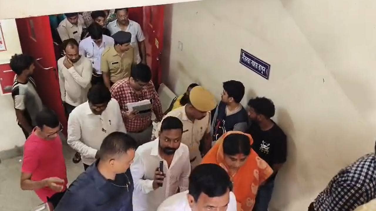 Bishnupur District Hospital Inspection: মুখ্যমন্ত্রী কড়া বার্তার পরেই নড়েচড়ে বসল প্রশাসন, তড়িঘড়ি হাসপাতালে ছুটলেন জেলা শাসক