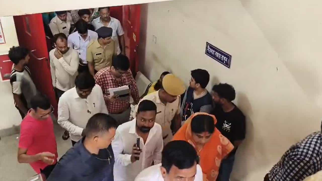 Bishnupur District Hospital Inspection: মুখ্যমন্ত্রী কড়া বার্তার পরেই নড়েচড়ে বসল প্রশাসন, তড়িঘড়ি হাসপাতালে ছুটলেন জেলা শাসক