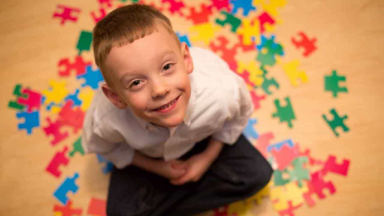 Virtual Autism: শিশুর হাতে মোবাইল? আপনার অজান্তেই হতে পারে অটিজমের শিকার Virtual Autism: শিশুর হাতে মোবাইল? আপনার অজান্তেই হতে পারে অটিজমের শিকার