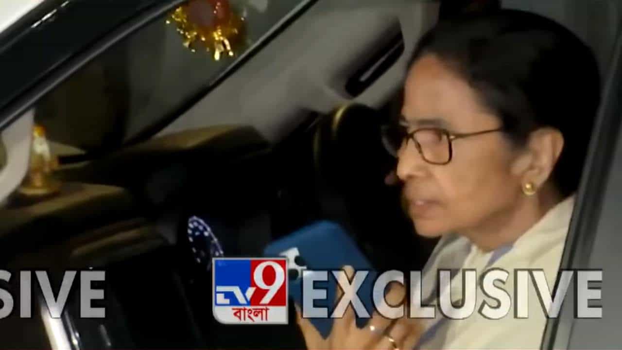 CM Mamata Banerjee: ‘কেউ যদি ইভিএম লুঠের চেষ্টা করে তাহলে জীবন-মরণ লড়াই হবে’, প্রায় ৪ ঘণ্টা পর বেরিয়ে হুঙ্কার মমতা CM Mamata Banerjee: ‘কেউ যদি ইভিএম লুঠের চেষ্টা করে তাহলে জীবন-মরণ লড়াই হবে’, প্রায় ৪ ঘণ্টা পর বেরিয়ে হুঙ্কার মমতা