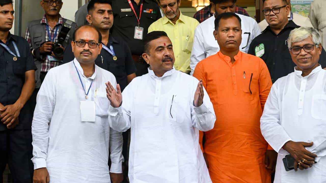 West Bengal News Live: আইন-শৃঙ্খলাকে রাজনীতি মুক্ত করতে বড় পদক্ষেপ শুভেন্দুর, ভেঙে দেওয়া হল মমতার আমলের পুলিশ ওয়েলফেয়ার বোর্ড West Bengal News Live: আইন-শৃঙ্খলাকে রাজনীতি মুক্ত করতে বড় পদক্ষেপ শুভেন্দুর, ভেঙে দেওয়া হল মমতার আমলের পুলিশ ওয়েলফেয়ার বোর্ড