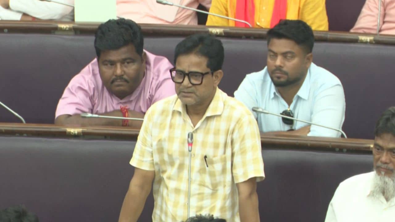 CPI(M) MLA Mustafizur Rahman: বামেদের ছাড়া আলোচনা সম্পূর্ণ নয়, বিধানসভায় দাঁড়িয়ে একের গুরুত্ব বোঝালেন একমাত্র বাম বিধায়ক