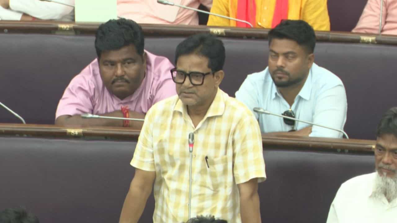CPI(M) MLA Mustafizur Rahman: 'বামেদের ছাড়া আলোচনা সম্পূর্ণ নয়', বিধানসভায় দাঁড়িয়ে একের গুরুত্ব বোঝালেন একমাত্র বাম বিধায়ক CPI(M) MLA Mustafizur Rahman: 'বামেদের ছাড়া আলোচনা সম্পূর্ণ নয়', বিধানসভায় দাঁড়িয়ে একের গুরুত্ব বোঝালেন একমাত্র বাম বিধায়ক