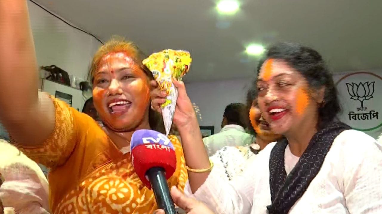শুধু মাছ নয়, মাংস ভাত, বিরিয়ানি খেয়েও সেলিব্রেশন শুরু হয়েছে হেস্টিংসেও। বিজেপির অফিসে খাওয়া হয়েছে ঝালমুড়িও
