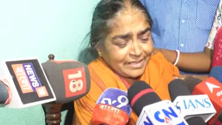 Chandranath Mother: 'TMC বলেছিল চার তারিখের পর দিল্লির কোনও বাবা বাঁচাবে না', দাবি চন্দ্রনাথের মায়ের Chandranath Mother: 'TMC বলেছিল চার তারিখের পর দিল্লির কোনও বাবা বাঁচাবে না', দাবি চন্দ্রনাথের মায়ের