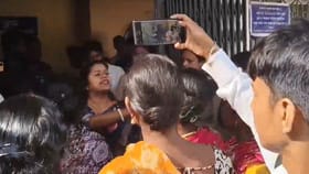 দাপুটে TMC নেত্রীকে দেখেই ঘিরে ধরল শয়ে শয়ে মানুষ, উঠল চোর চোর স্লোগান