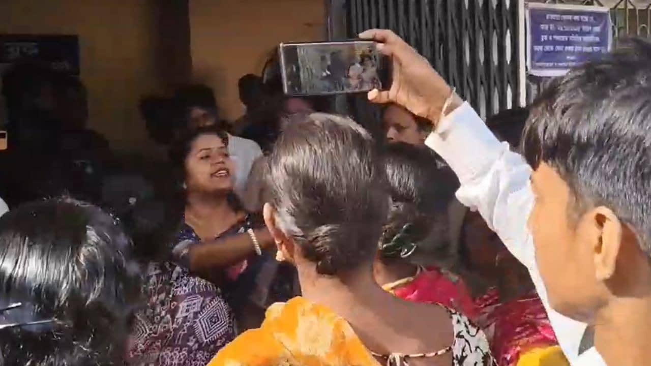Trinamool Congress: ভোটে গো-হারা হেরেছে স্বামী, দাপুটে তৃণমূল নেত্রীকে দেখা মাত্রই ঘিরে ধরল শয়ে শয়ে মানুষ, উঠল চোর চোর স্লোগান