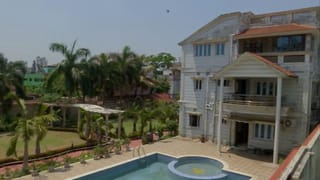 Bishnupur luxury House: বাড়িতে গুহা, সুইমিং পুল, শৌখিন পাঁশের পুল! দিলীপের বাড়ি কোনও রিসর্টের থেকে কম নয়