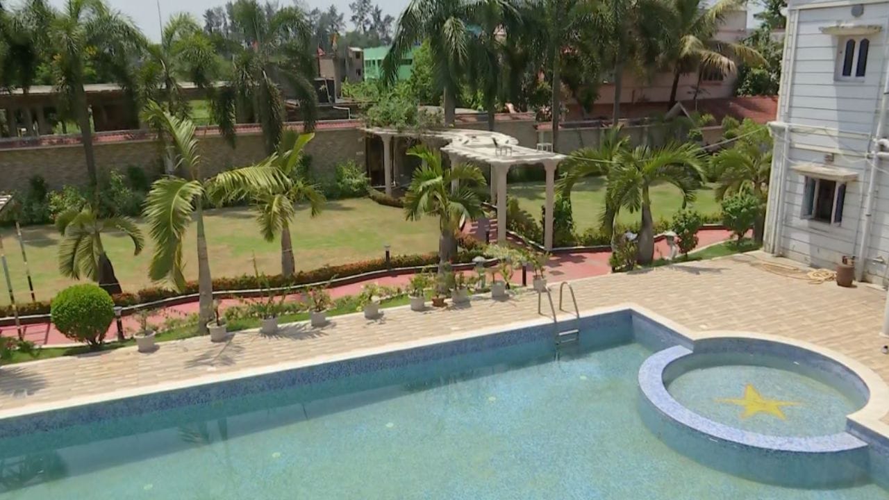 কয়েক একর জমির ওপর তৈরি হয়েছে অট্টালিকা। বাগানে বিলিতি ঘাস।