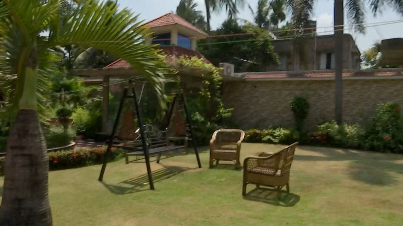 বাগানে রাখা বেতের চেয়ার। সাজিয়ে তার পাশে রাখা বিভিন্ন মূর্তি। বাগানে রয়েছে বুদ্ধ মূর্তি।