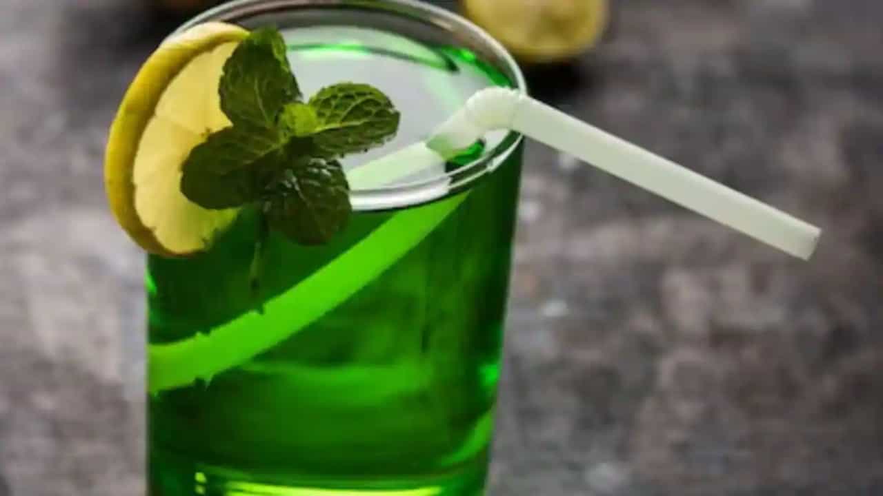 Summer Drink: ঢক ঢক করে গিলে ফেলুন এই ড্রিঙ্ক, চরম গরমে শরীর হবে বরফ শীতল Summer Drink: ঢক ঢক করে গিলে ফেলুন এই ড্রিঙ্ক, চরম গরমে শরীর হবে বরফ শীতল