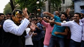 প্রথম কে ডিম ছুড়েছিলেন? জানুন ইতিহাস