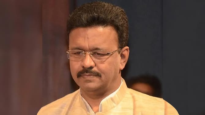 শুক্রতে 'বিদ্রোহী' হয়েছিলেন মেয়ে, শনিতে বড় সিদ্ধান্ত নিলেন ফিরহাদ